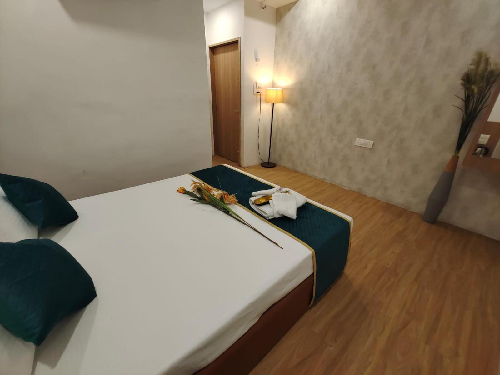 Hotel Prasang Surat Exterior photo