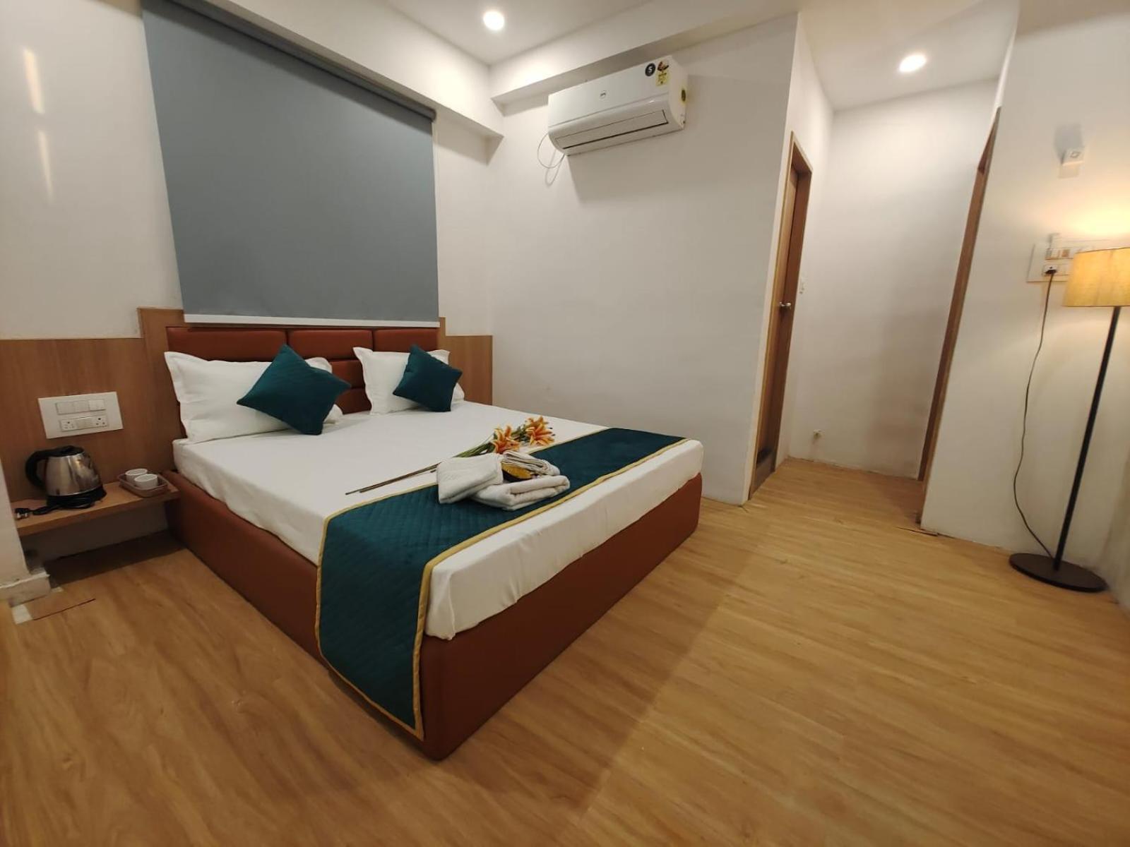 Hotel Prasang Surat Exterior photo