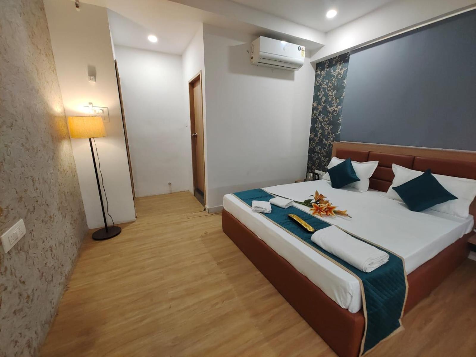 Hotel Prasang Surat Exterior photo